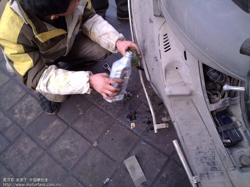 求助!本田大鲨的机油口在哪里.我的机油也许加