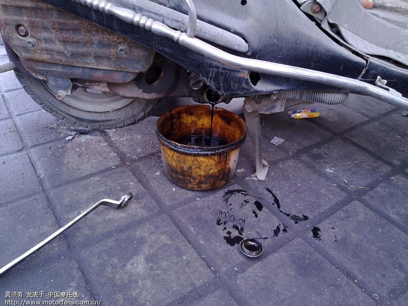 求助!本田大鲨的机油口在哪里.我的机油也许加