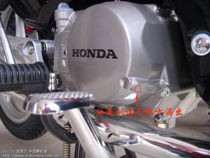 发动机的曲轴箱盖漏油了,拿AB胶来补不知道行