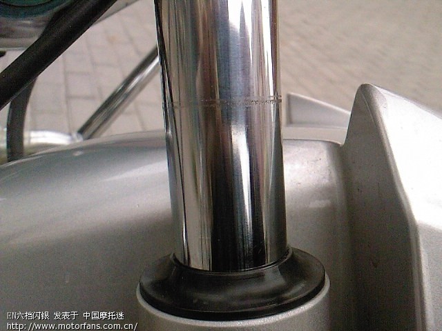 兄弟们来帮我看看,EN换前减震油封后到底还漏