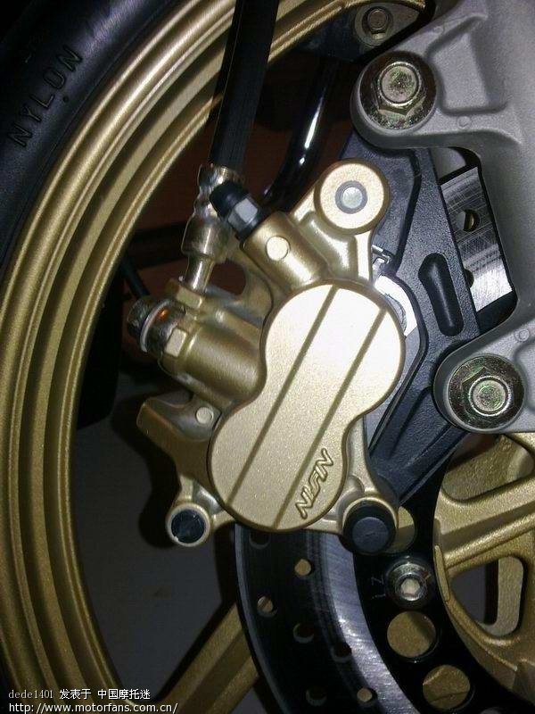 YAMAHA店里卖的全新的SRZ,前制动卡钳上怎