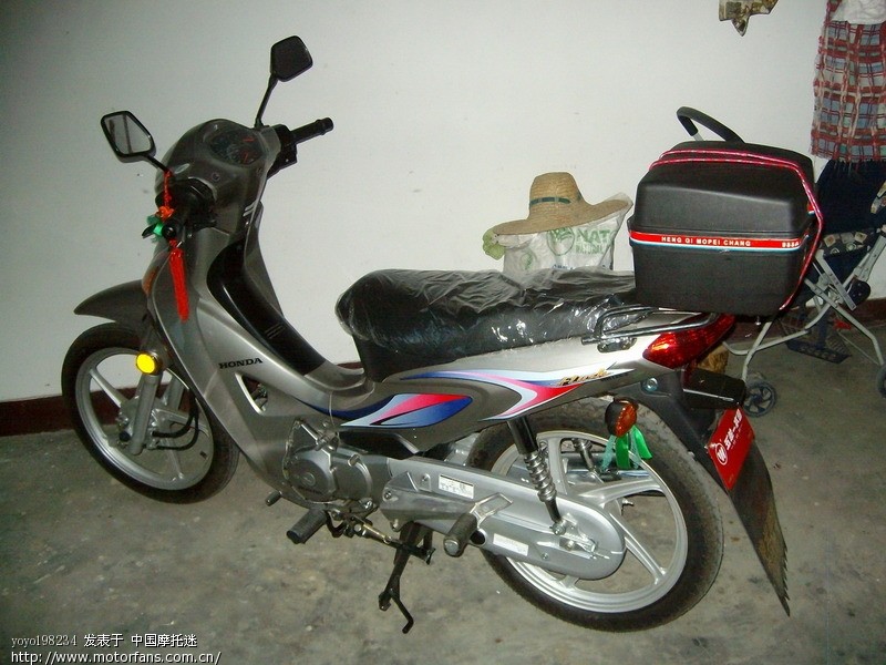 前天新买了一辆五羊-本田锋影125-6,银灰色,请