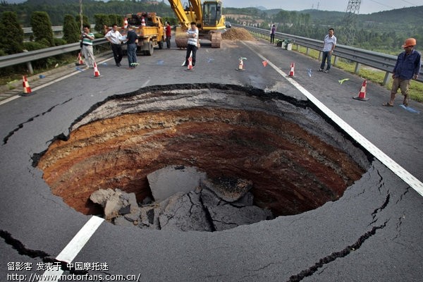 浙江衢州,高速公路出现大圆巨坑 - 河南摩友交