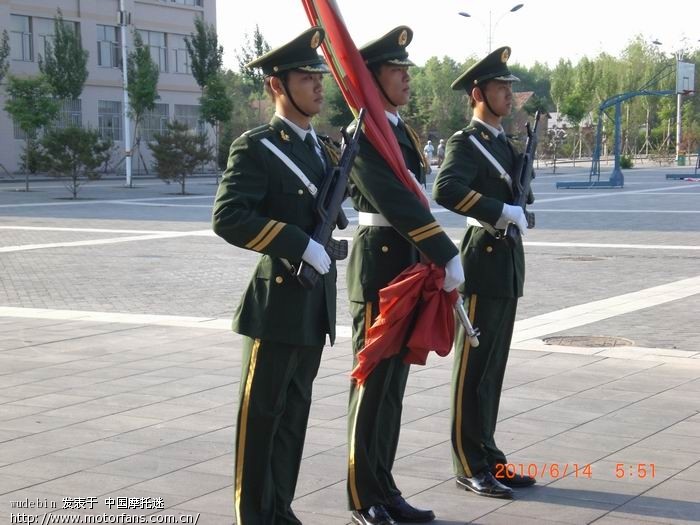 学校的国旗手很象天安门的国旗手 - 弯梁世界