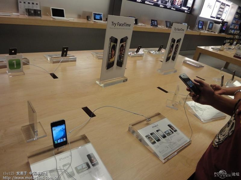 6月份了,苹果4代手机开卖了,新产品一出美国人