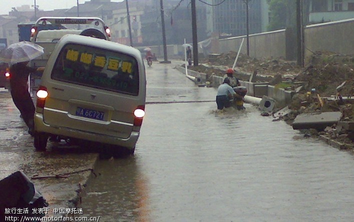 福喜暴雨中抢换油门线。 - 踏板论坛 - 摩托车论