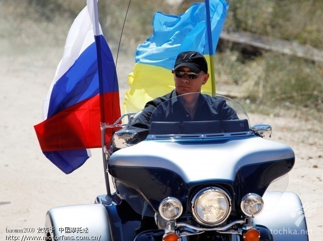 普京骑哈雷摩托参加摩托车展,着黑衣黑裤,变身