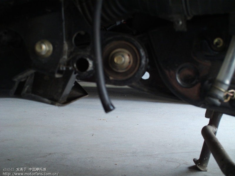 请问各位,化油器下面的管子滴油是什么原因? 