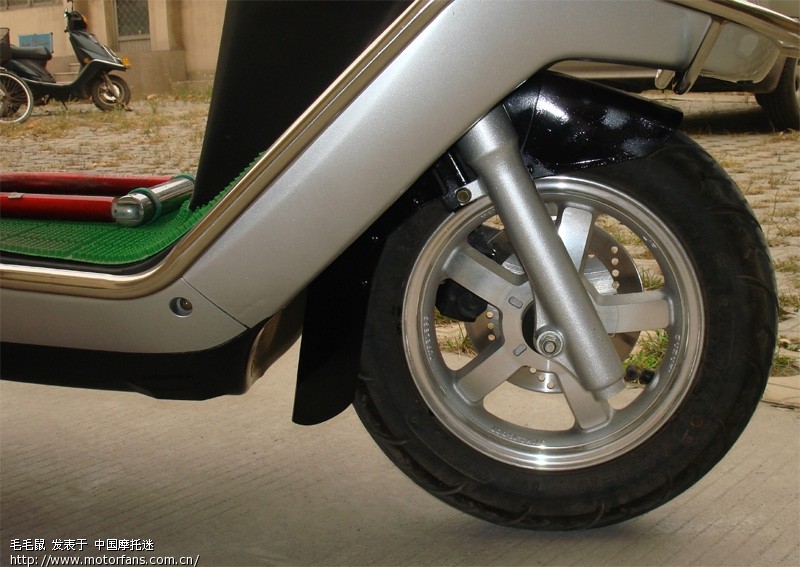 → 锋彩150踏板车 改进型的【前轮挡泥瓦】,做