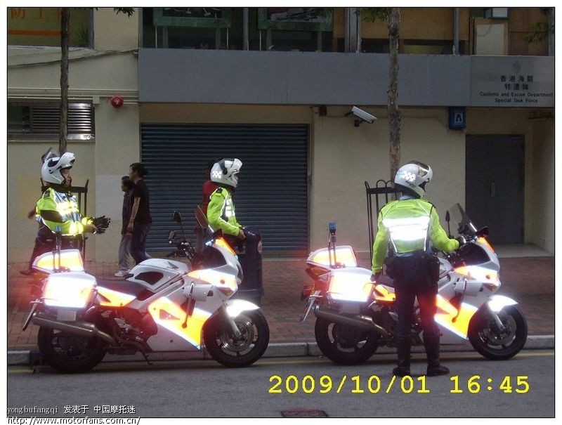 不戴头盔的摩友来看看香港交警们 - 摩托车论坛