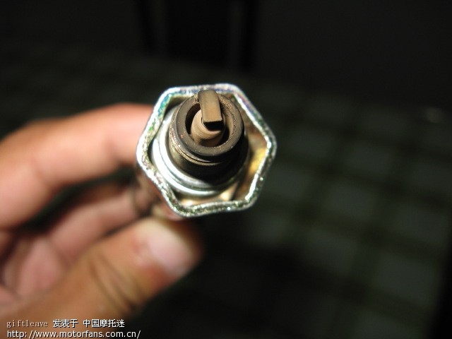 求鉴定!高手看看我火花塞的颜色是不是正常。