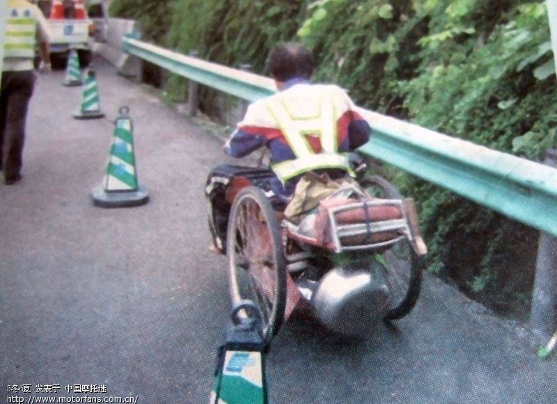 青岛最牛残疾三轮哥平路靠手摇上坡就半跪半爬
