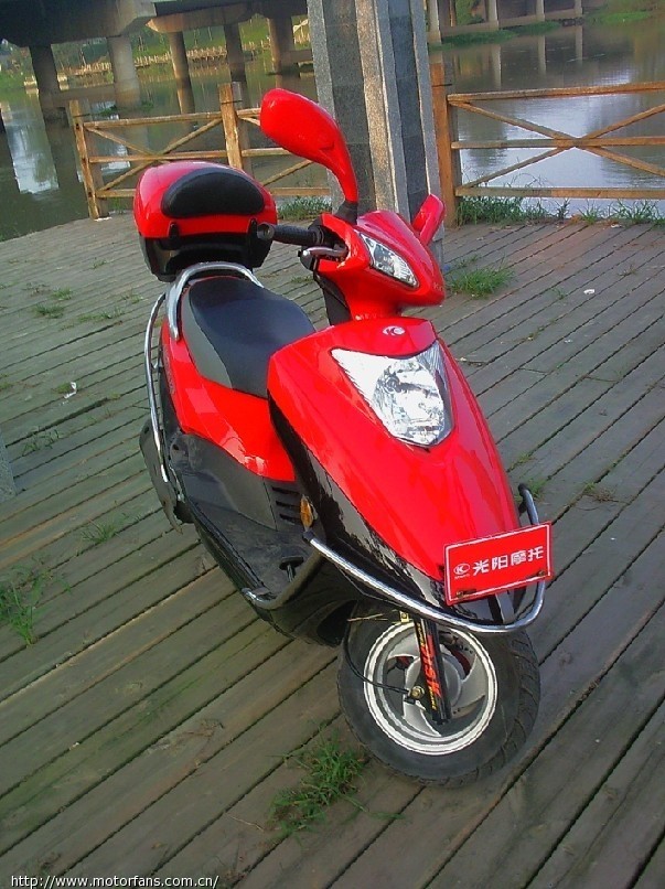 阳光下的光阳街跑锋125CC - 光阳摩托 - 摩托车