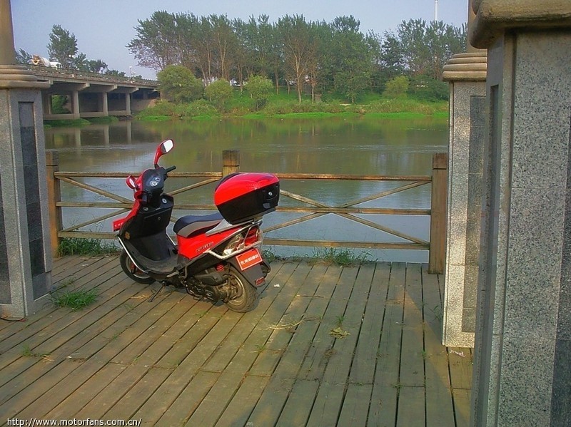 阳光下的光阳街跑锋125CC - 光阳摩托 - 摩托车