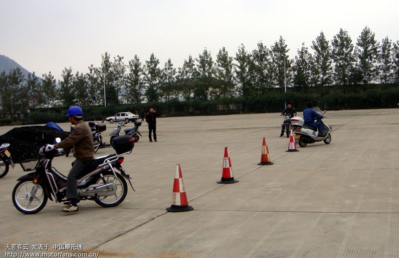 摩托车科目二绕桩距离_摩托车绕桩考试视频