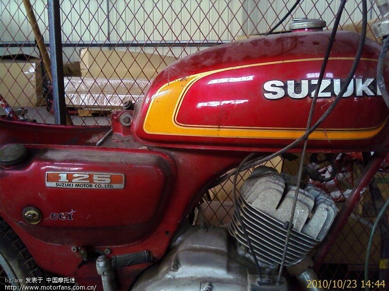 仓底里找出一辆全新进口SUZUKI二冲125cc街