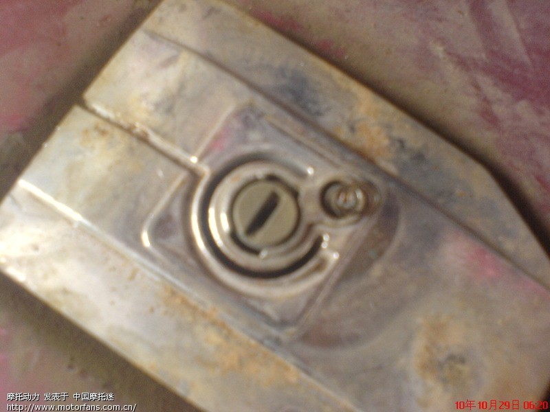 专业撬锁 针对钥匙丢了 无损撬开油箱盖的 - 维