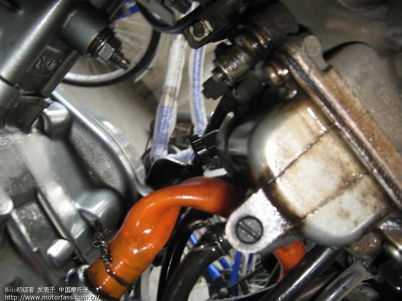 新手求助 发动机上部渗机油 - 摩托车论坛 - 新手