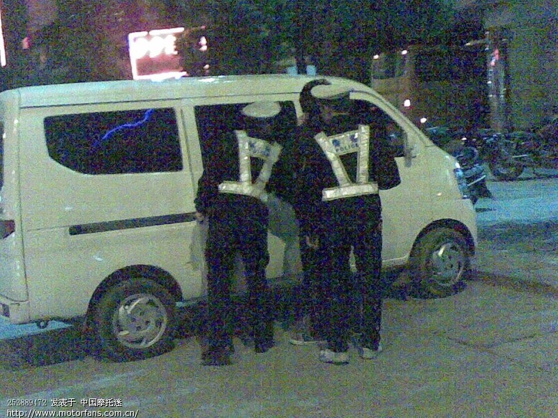 有图有真像!刚刚围观警察查车 查小车 把牌照蒙