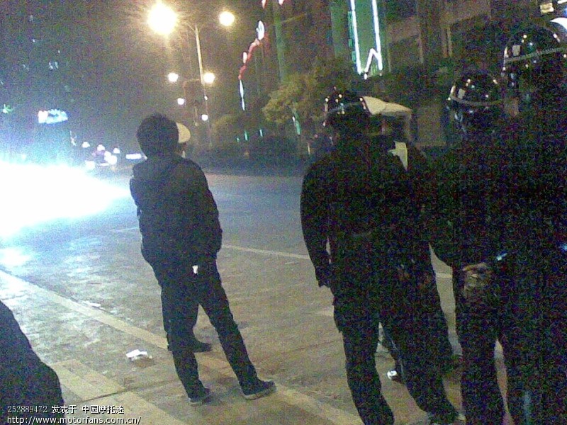 有图有真像!刚刚围观警察查车 查小车 把牌照蒙