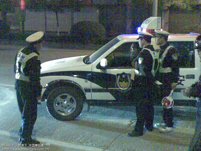 有图有真像!刚刚围观警察查车 查小车 把牌照蒙