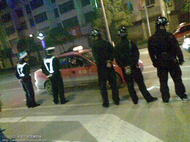 有图有真像!刚刚围观警察查车 查小车 把牌照蒙