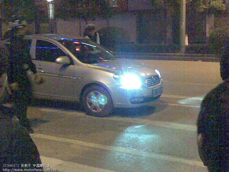 有图有真像!刚刚围观警察查车 查小车 把牌照蒙