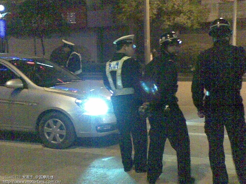 有图有真像!刚刚围观警察查车 查小车 把牌照蒙