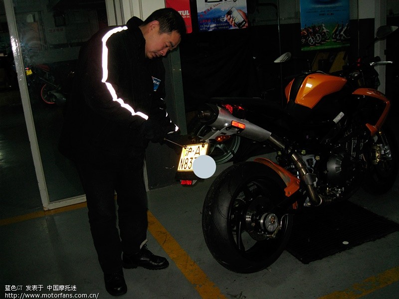 一起车祸--挂假牌的摩托车迷和挂真牌的资产阶