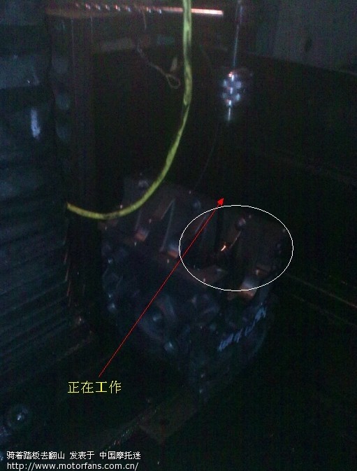 近距离[观察]【电火花加工-发动机】(熔化断钻