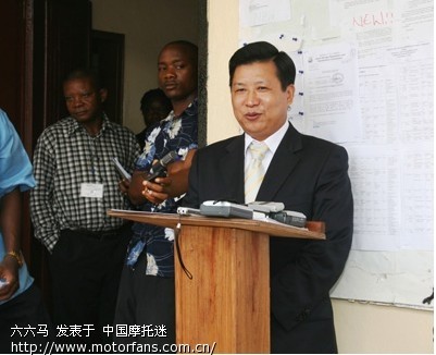 中国驻利比里亚使馆向利难民遣返安置委员会捐