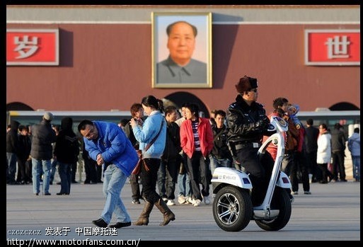 警察骑着统一装备的Segway电力驱动单人车巡