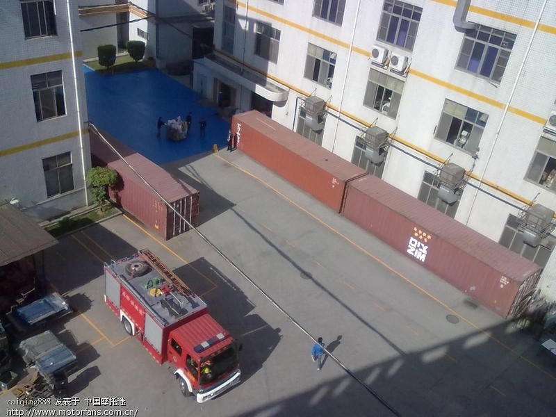 早上公司员工准备跳楼,看看消防和治安仔装备