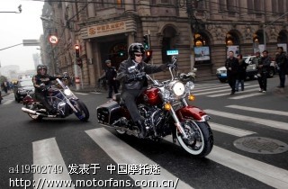 老外在上海街头骑哈雷 - 雅马哈 - 摩托车论坛 -