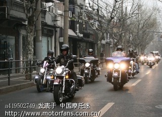 老外在上海街头骑哈雷 - 雅马哈 - 摩托车论坛 -