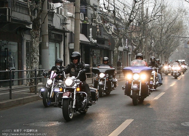 美驻华大使洪博培上海街头骑哈雷 交警指挥闯