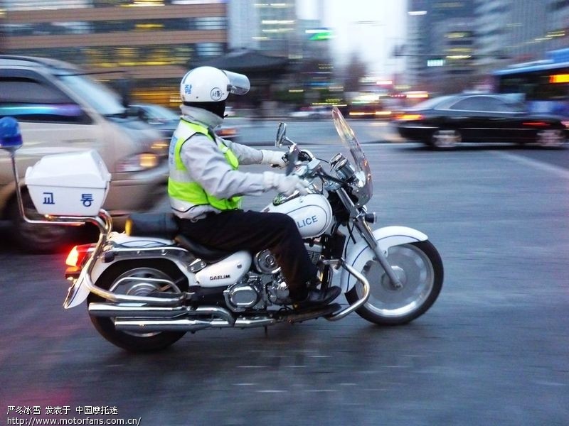 中国警察骑摩托车图片【相关词_ 中国警察车】