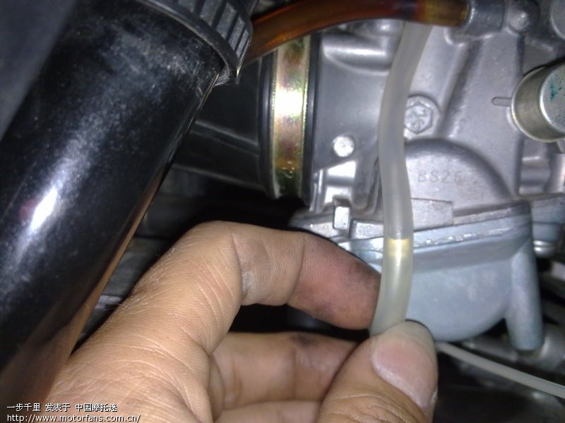 请问各位大哥我的EN2A化油器油面这样高吗?