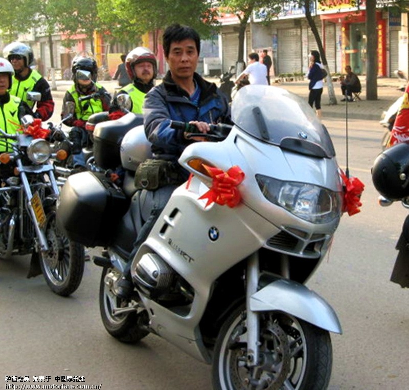 大汉铁骑摩托队首次应邀参加乡村结婚接亲活动