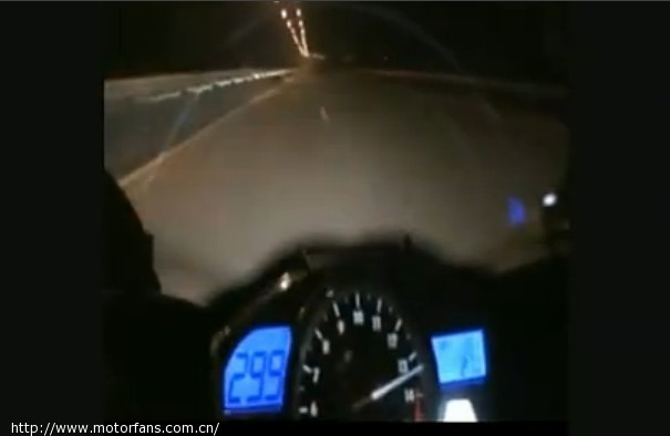 看了R1加速时的时速表,哥虎躯一震·表示鸭梨