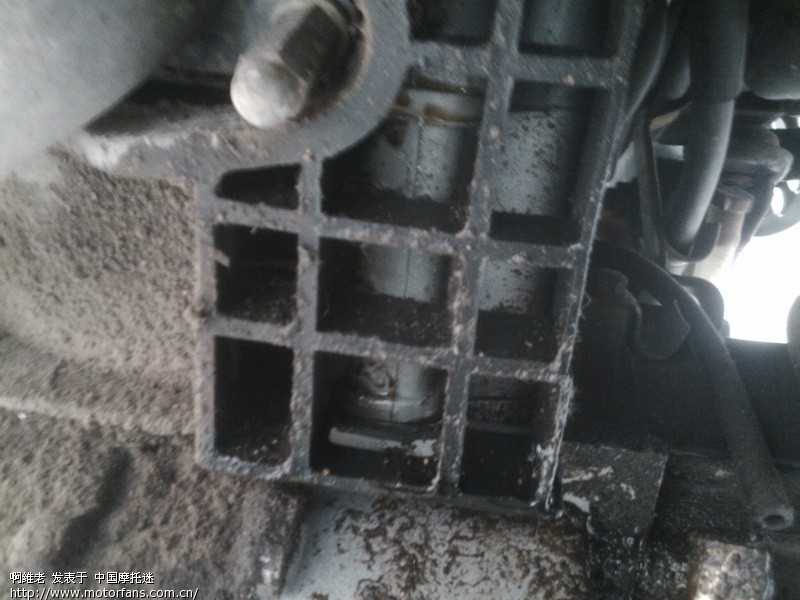 发动机底部的散热出风口漏机油?(已上图) - 踏板
