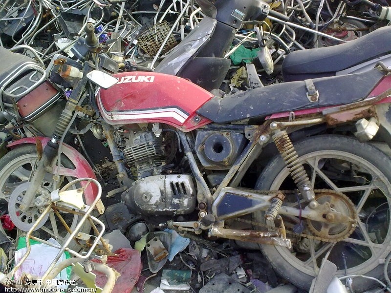 在拆车厂看见一辆铃木王F406 - 维修改装 - 摩托
