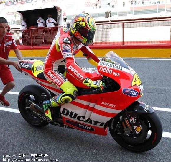 一直纳闷为什么摩托GP赛车没有反光镜,现在知