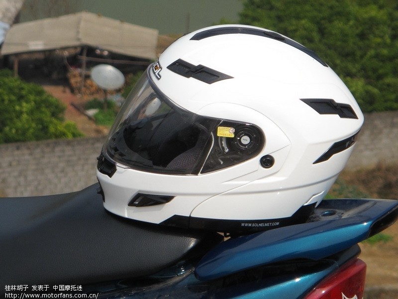 从无边的雨兄为孩子上学坐摩托车选用头盔说说