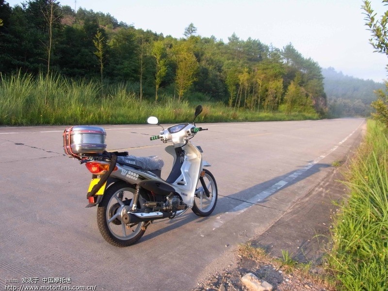 雅马哈e8弯梁摩托车