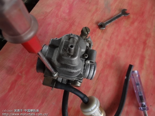 自己动手不求人(真空膜化油器拆卸) - 五羊本田