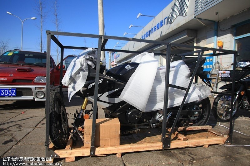 问一个很弱的问题,买摩托车时包装盒纸板和钢