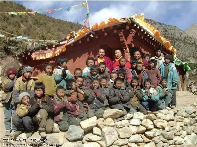 整理家里的旧棉衣捐给西藏孤儿学校的孩子们过