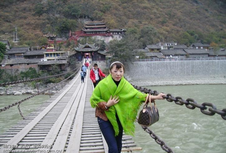 单骑穿越川藏大北线+拍照摔断脚+负痛独腿骑