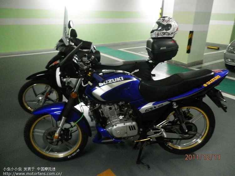 全面改装的铃木GSX125摩托车细节。光阳110